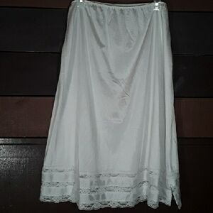 Like New Movie Star XXL Gorgeous White With Gorgeous Bottom Lace Half Slip
